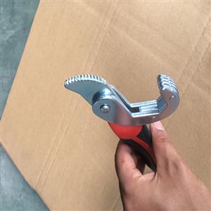 Pipe clamp movable board